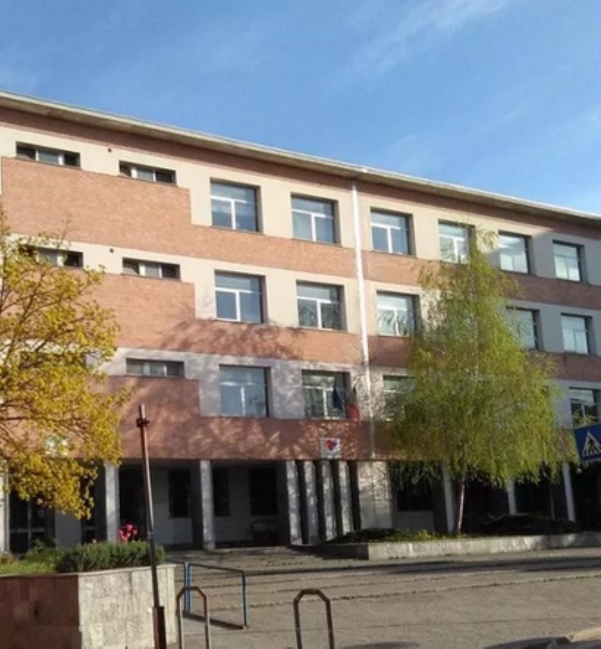 studentessa getta secondo piano bidello salva