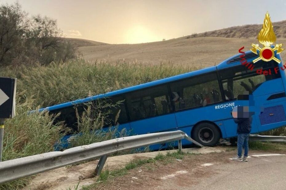 Autobus pieno di studenti finisce fuori strada. Il dramma in Italia