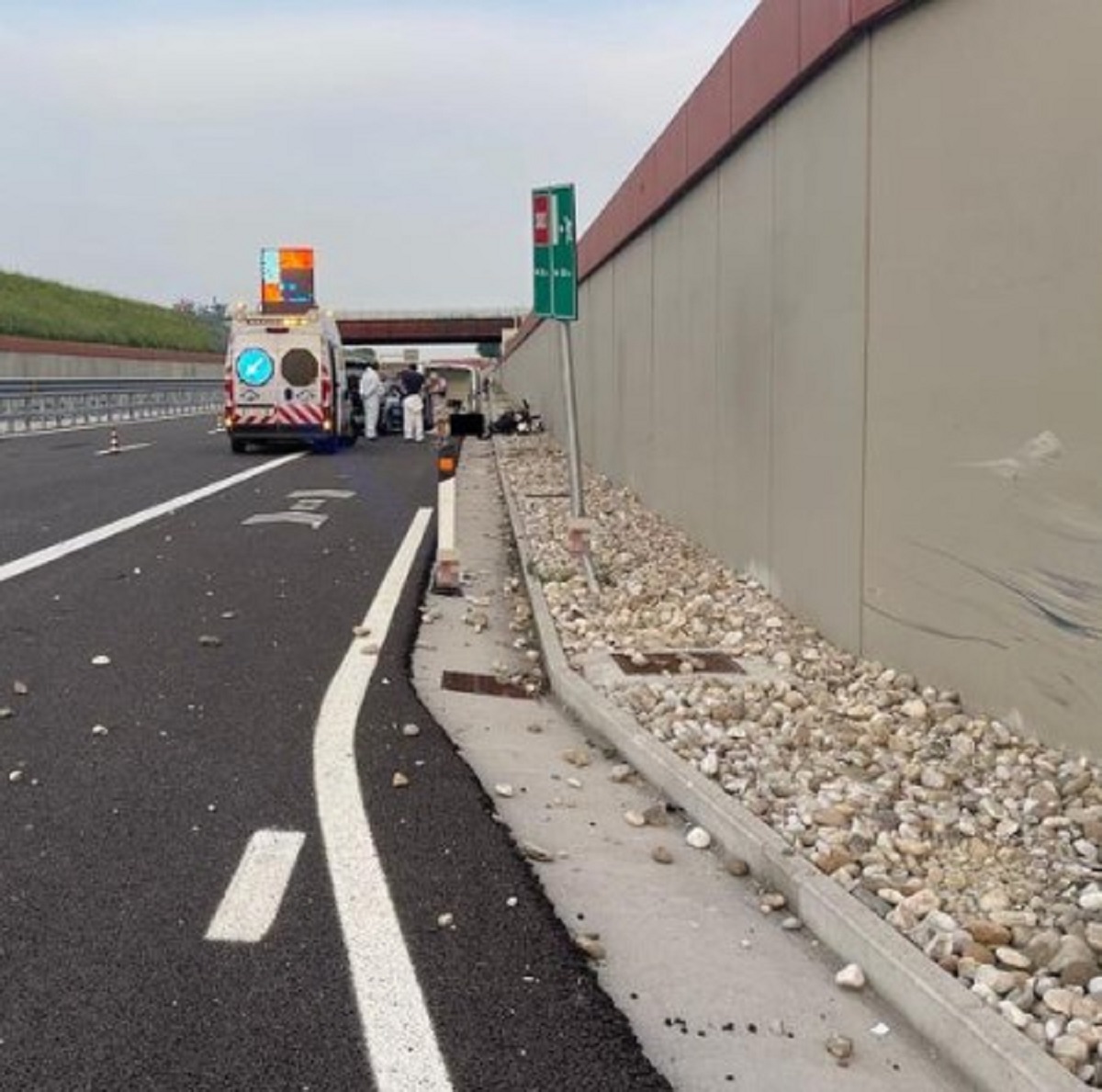 Incidente sulla Pedemontana auto si schianta contro una macchina operatrice 