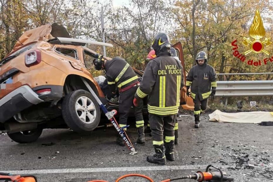 Incidente sulla Nuova Estense. Auto si schianta contro un camion. Tre morti