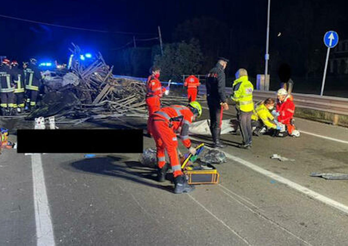 Reggio Emilia, furgone perde il carico e colpisce 3 auto: 2 morti