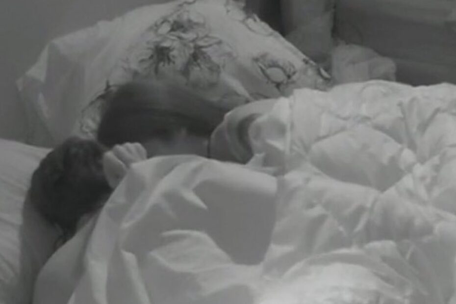 Grande Fratello, Perla e Mirko e letto insieme. La regia stacca sul più bello