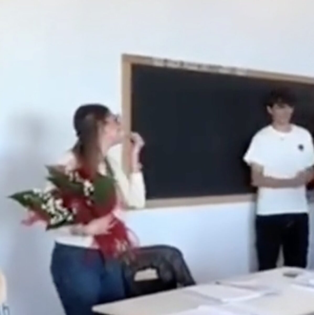 La proposta di matrimonio della prof di fronte alla classe