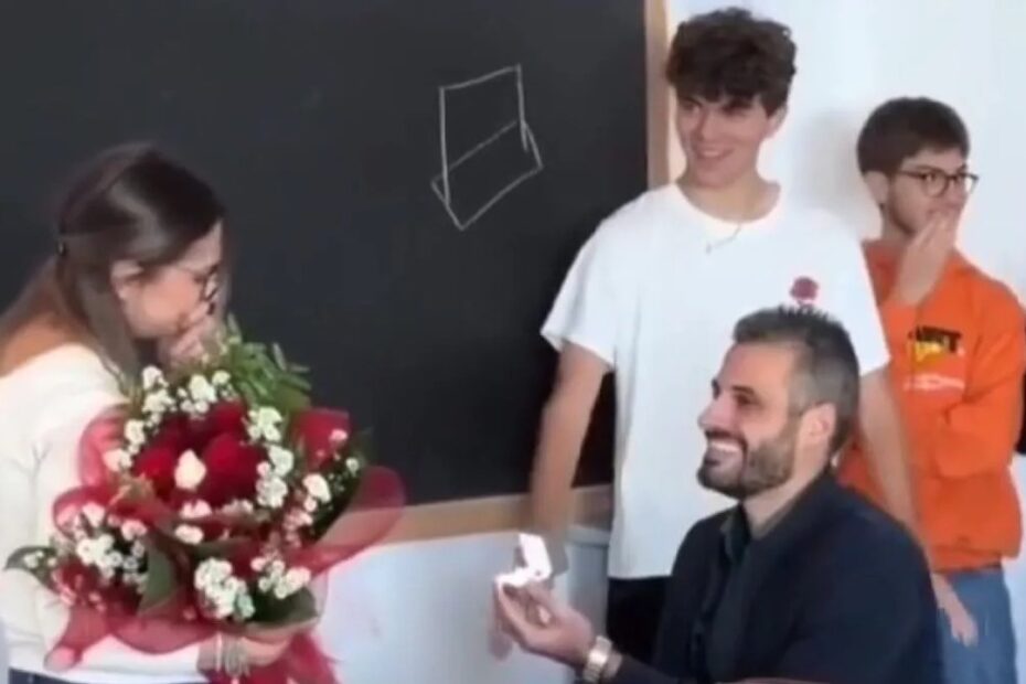 La proposta di matrimonio della prof di fronte alla classe