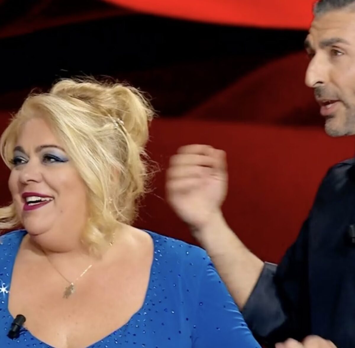 Selvaggia Lucarelli choc in diretta: “Vi ho visto che pomiciavate”