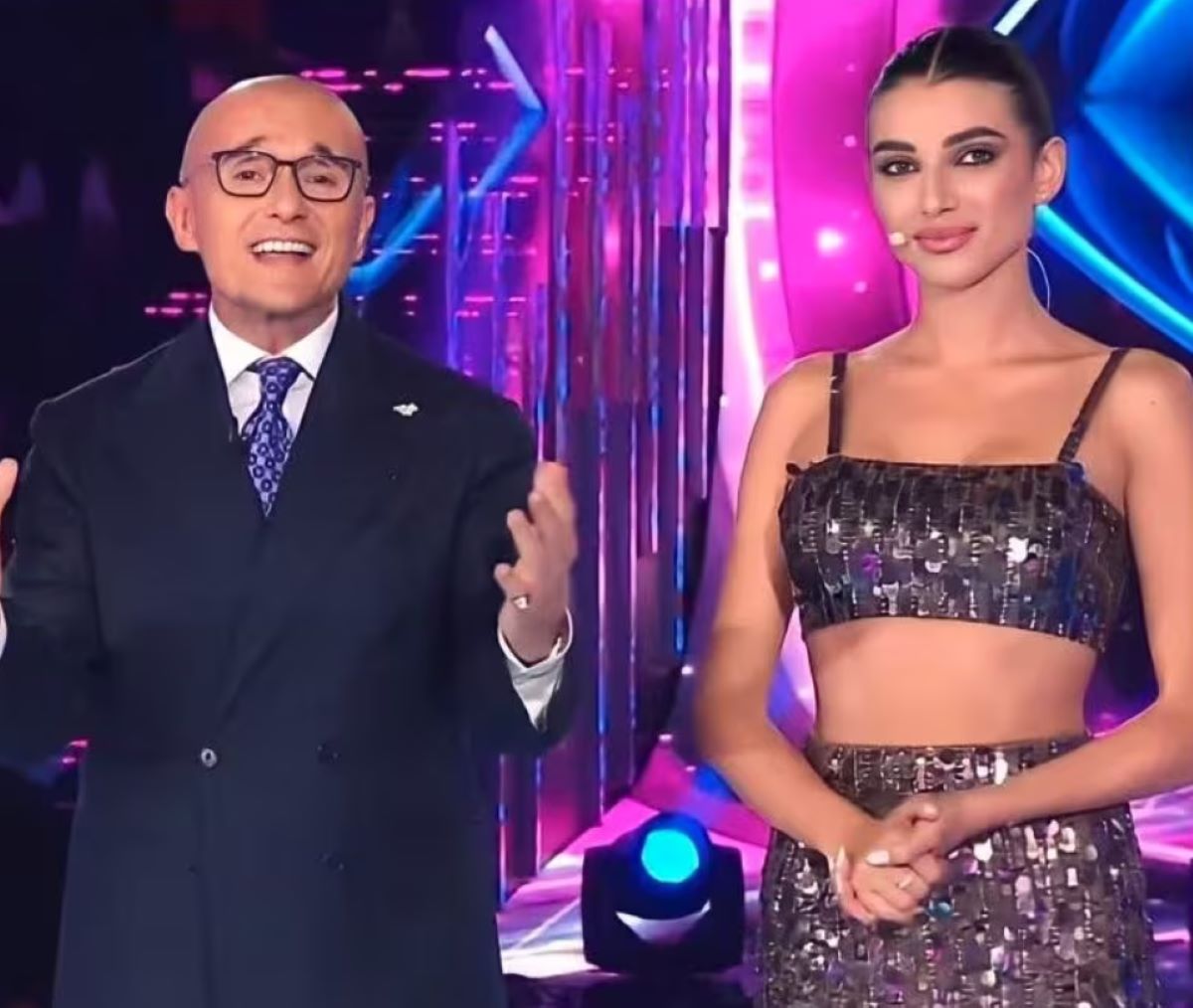 Rebecca Staffelli Denuncia Cantante