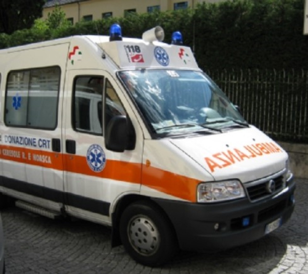 Cagliari studente di 14 anni accoltellato fuori scuola è gravissimo