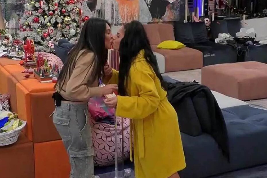 Bacio tra Perla e Greta al Grande Fratello