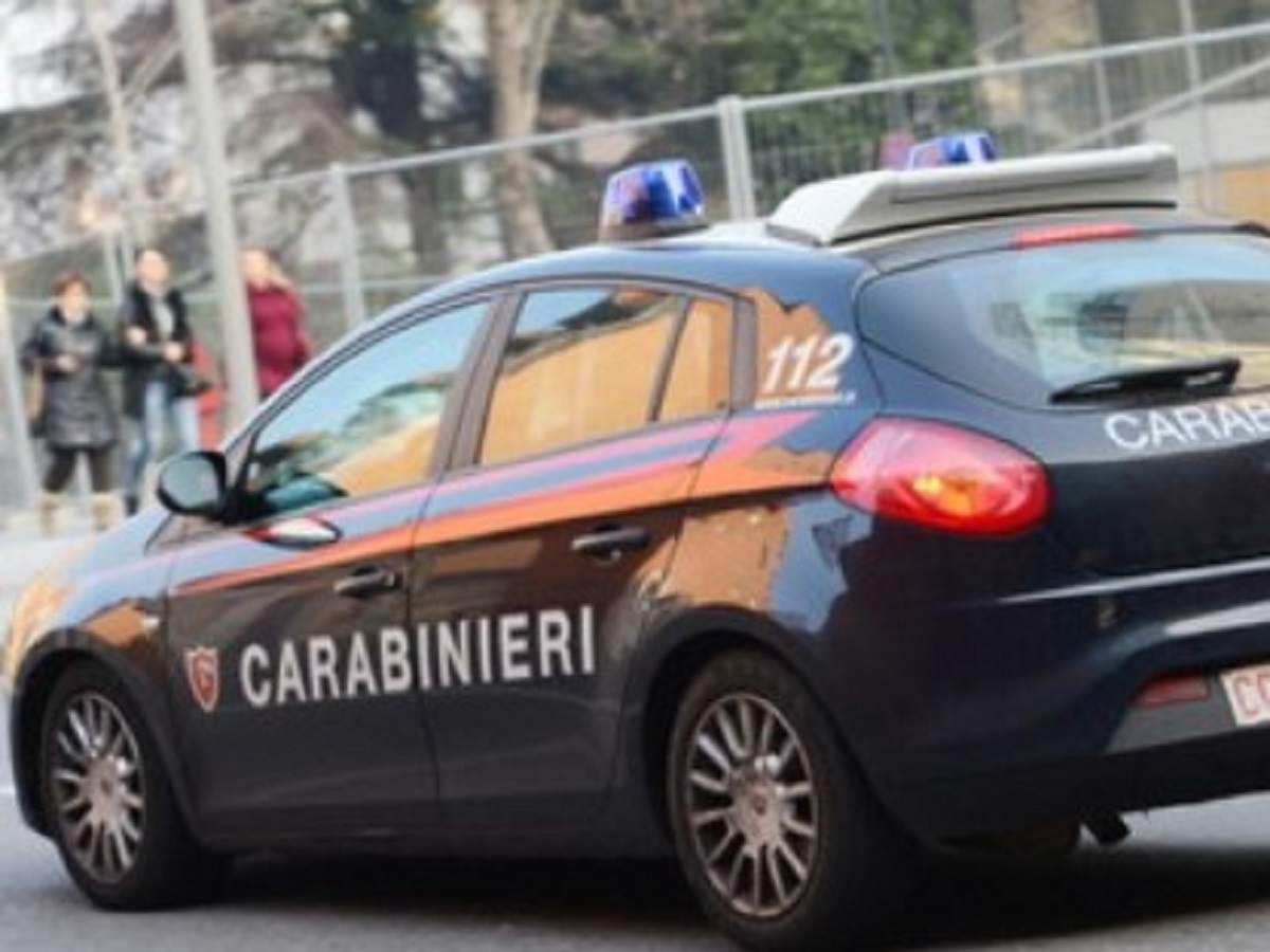 Cagliari studente di 14 anni accoltellato fuori scuola è gravissimo