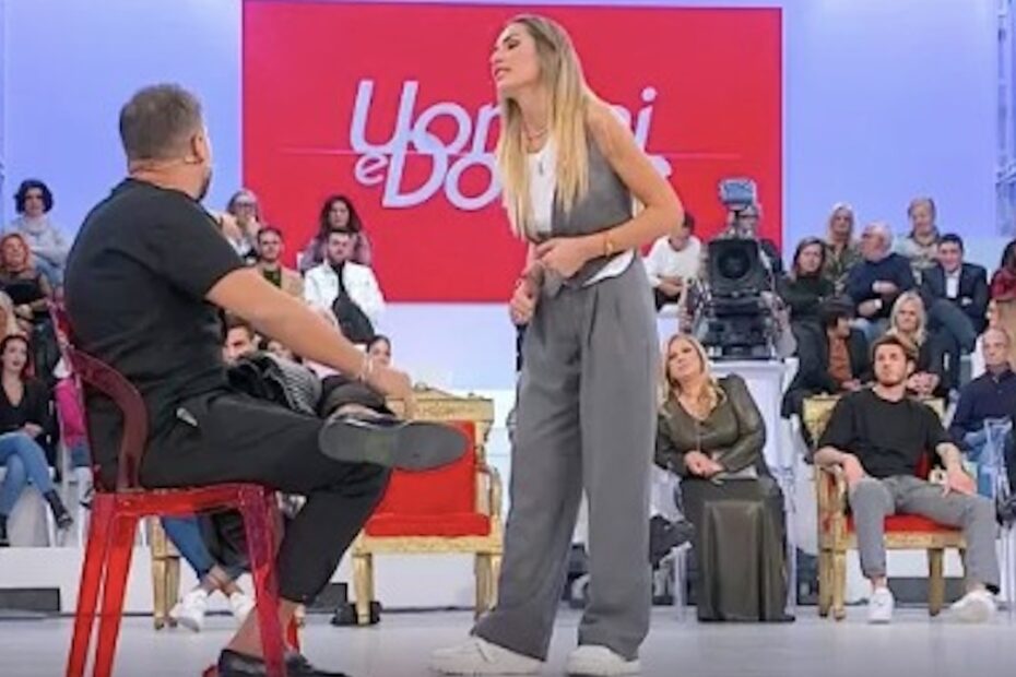 Uomini e Donne, Ida Platano e Alessandro vicinanza presi in giro sui social a causa di Hailey Bieber