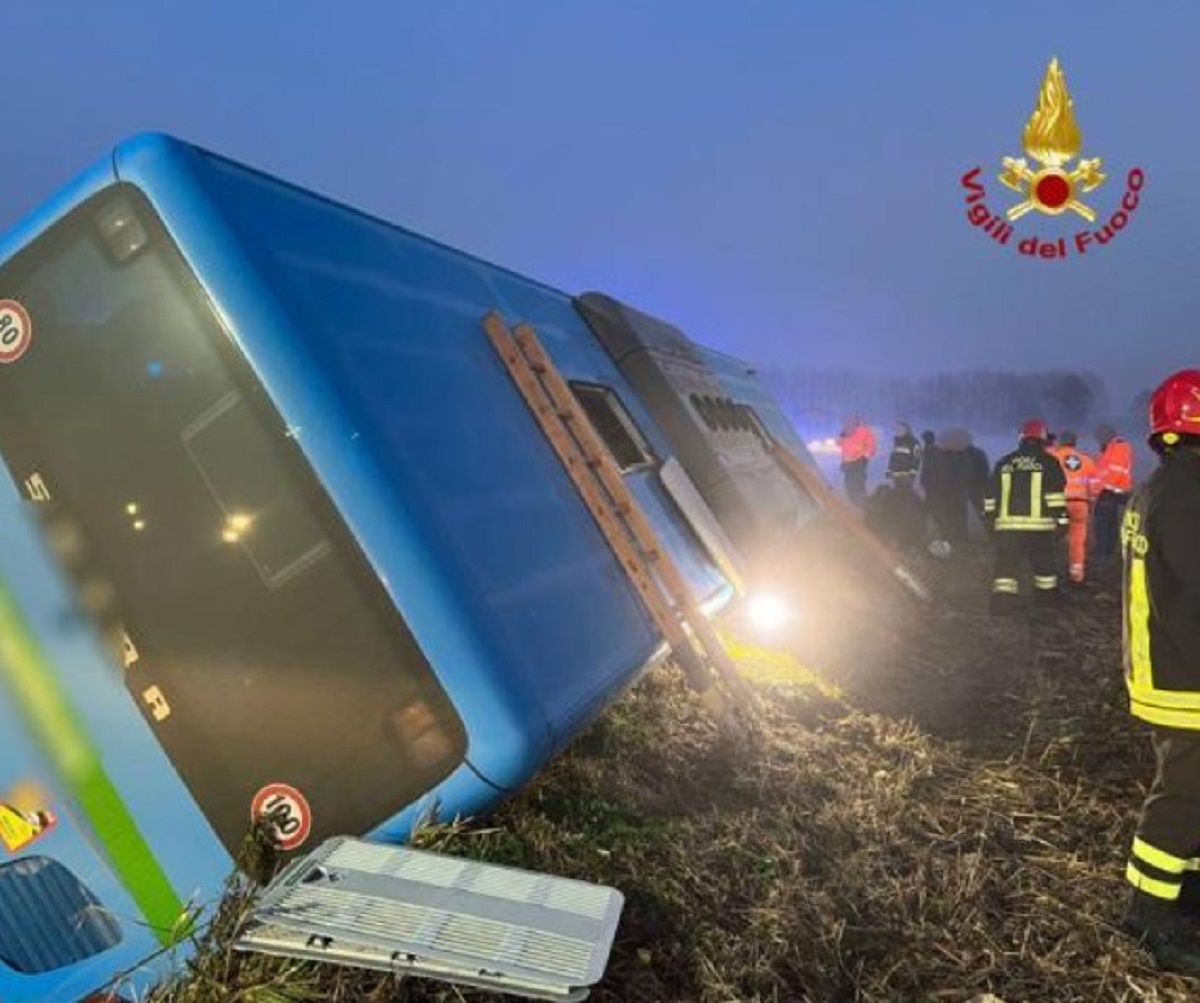 Pavia pullman esce di strada e si ribalta 15 feriti