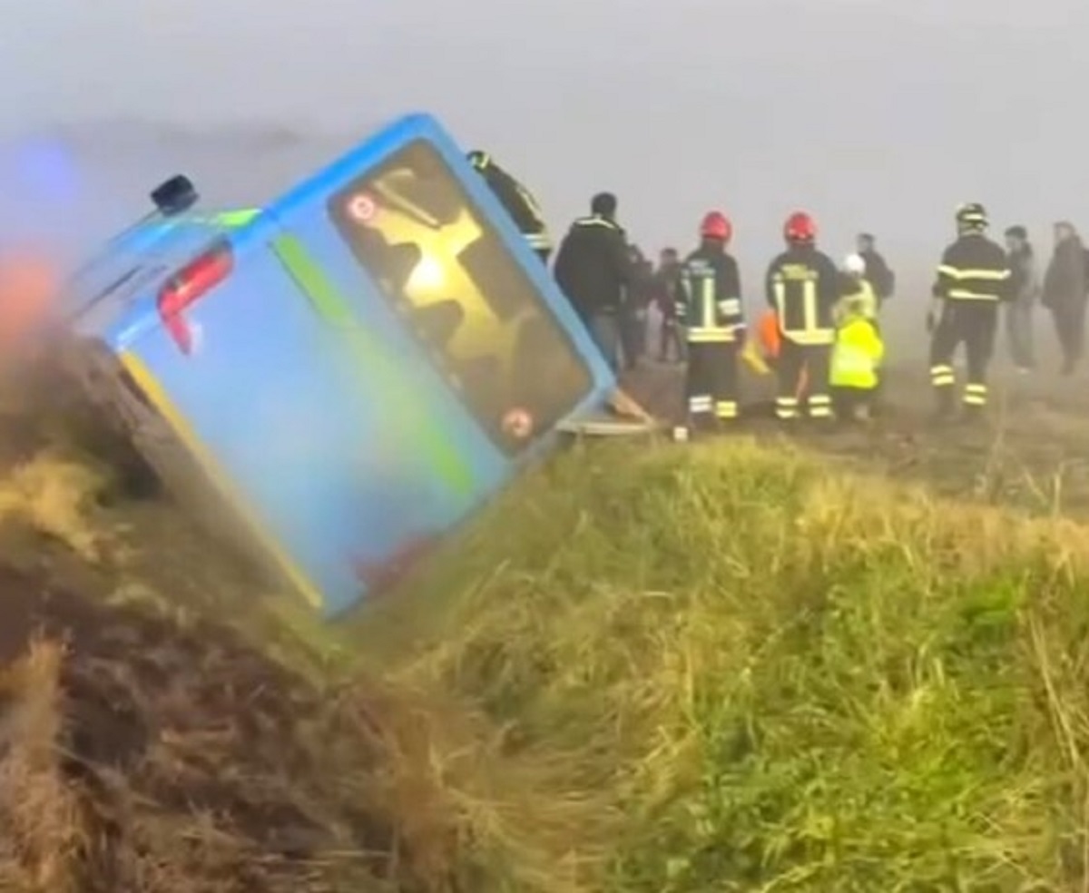 Pavia pullman esce di strada e si ribalta 15 feriti