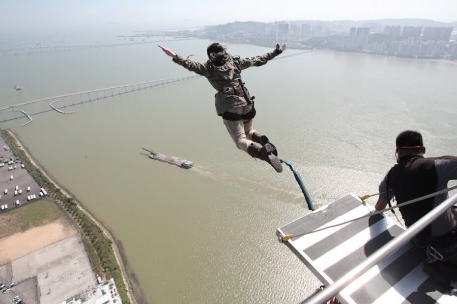 Si lancia col bungee jumping e muore poco dopo