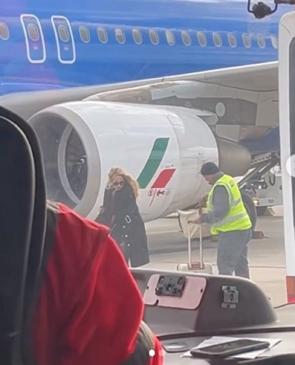 Valeria Marini figuraccia in aeroporto a Palermo