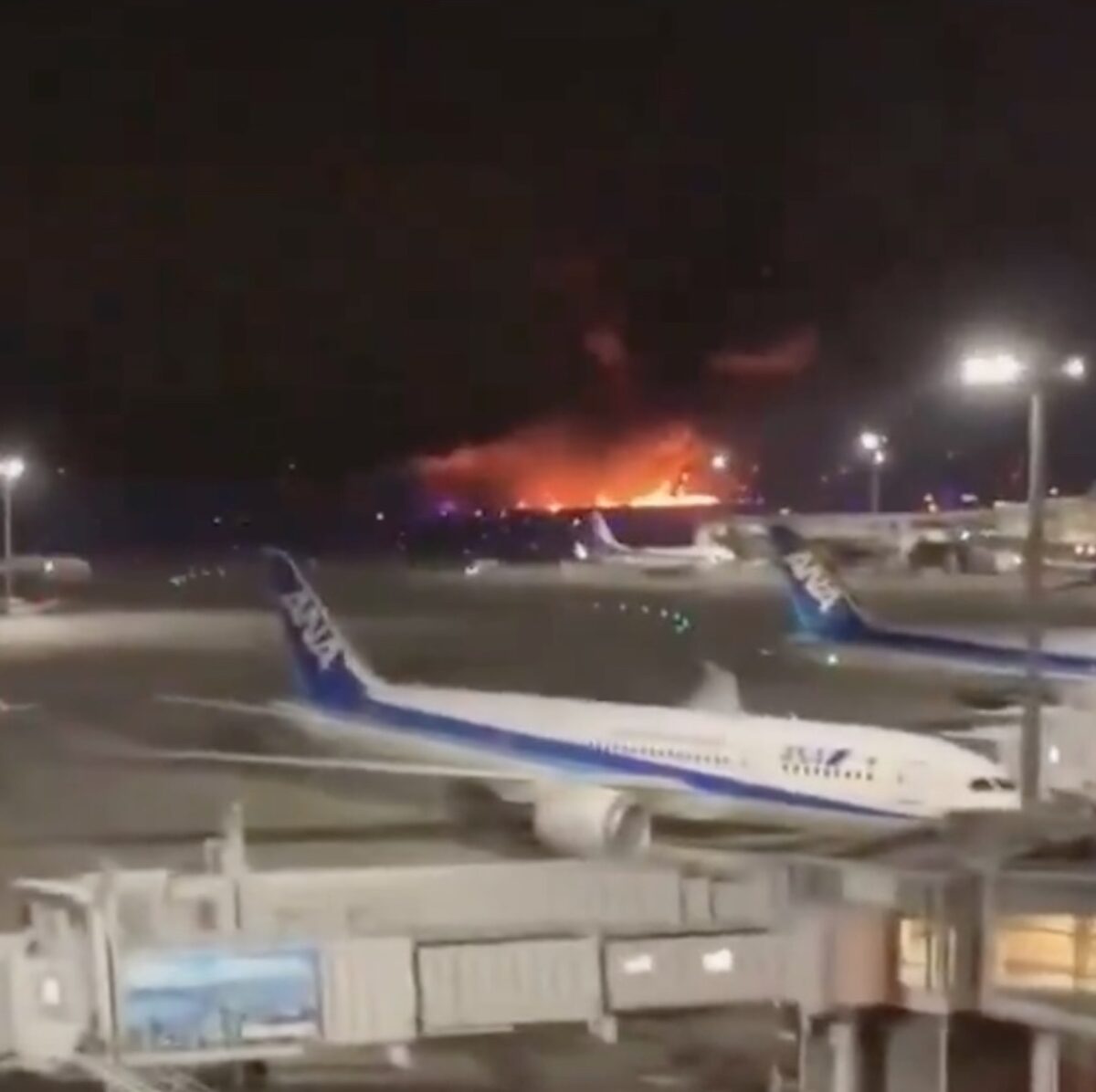 Aereo prende fuoco sulla pista: si è scontrato con un altro velivolo
