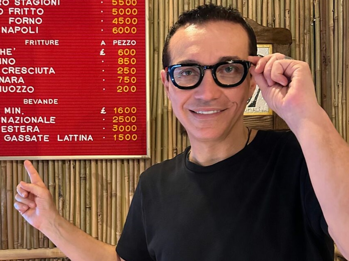 uomo più alto del mondo in una pizzeria a Napoli