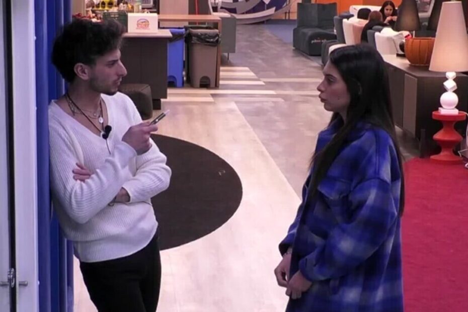 Grande Fratello, Garibaldi mima il gesto dello sputo per Beatrice