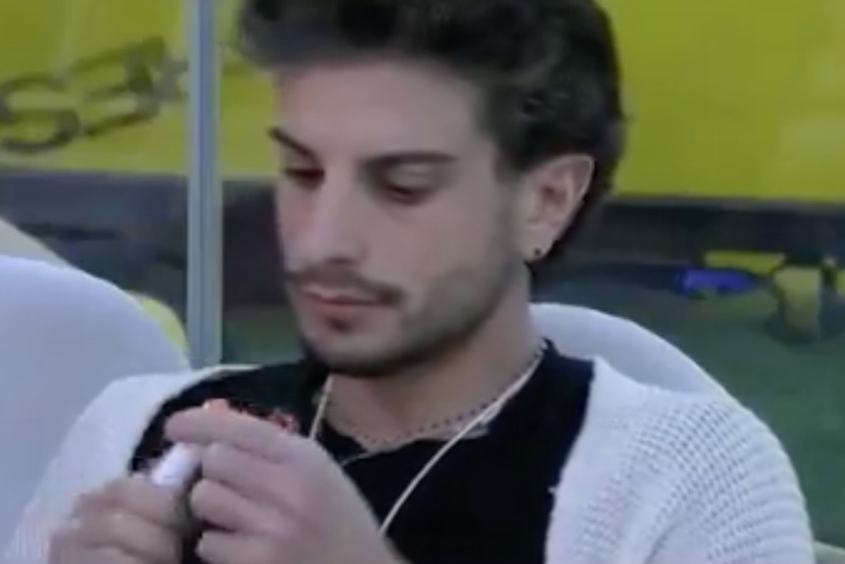 Grande Fratello, Garibaldi mima il gesto dello sputo per Beatrice