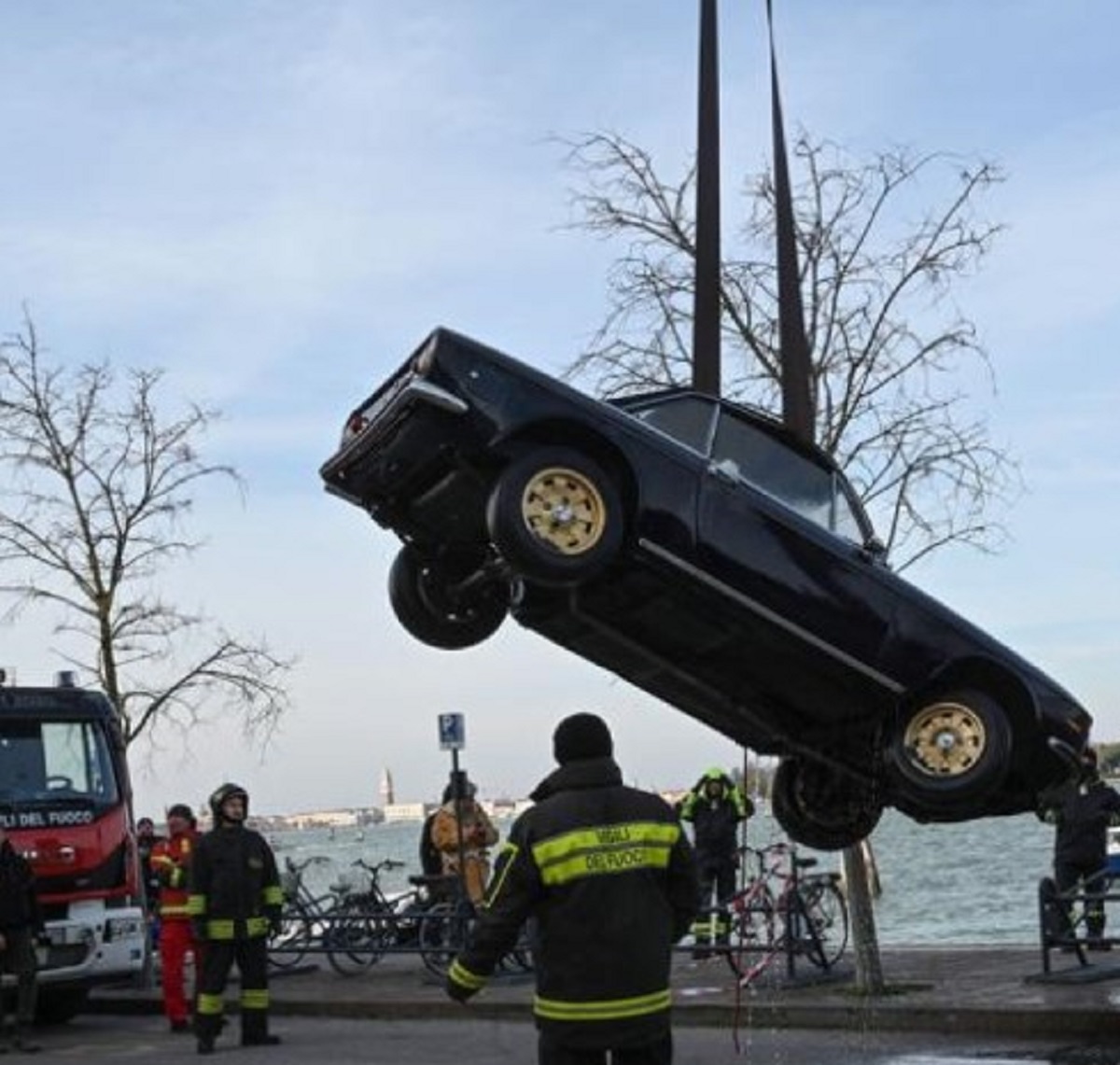 Venezia, auto sbanda a finisce in mare: morto 80enne