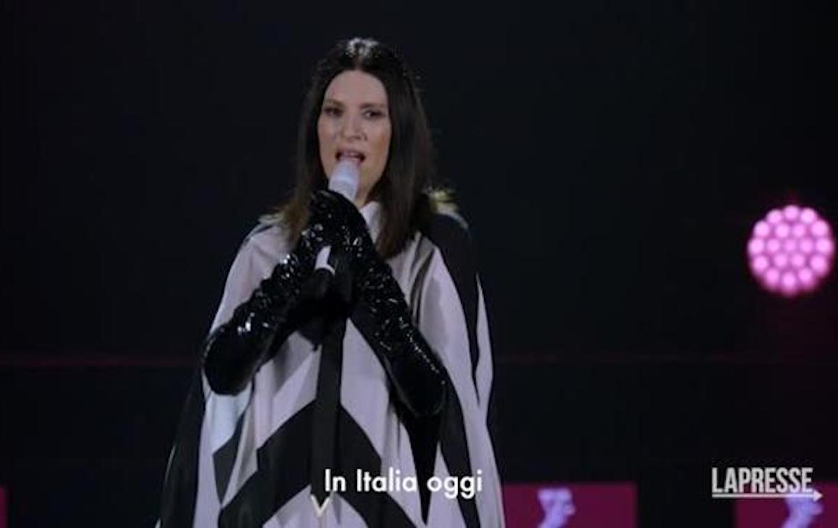 Laura Pausini ricorda Sandra Milo durante il concerto