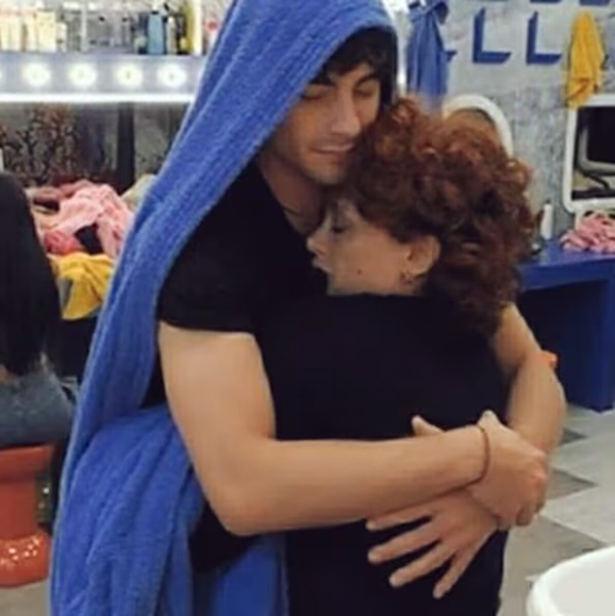 Lutto per Beatrice Luzzi: l’attrice abbandona il Grande Fratello