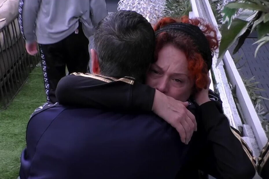 Lutto per Beatrice Luzzi: l’attrice abbandona il Grande Fratello