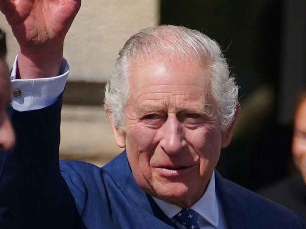 Re Carlo III dopo operazione sostituito 