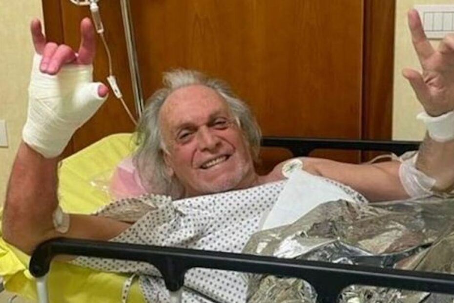 Riccardo Fogli operato alla mano, la foto su Instagram