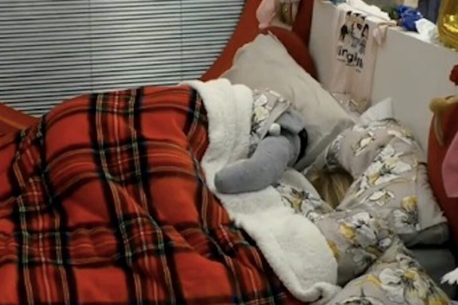 Grande Fratello, Rosy Chin e Anita parlano senza microfono sotto le coperte