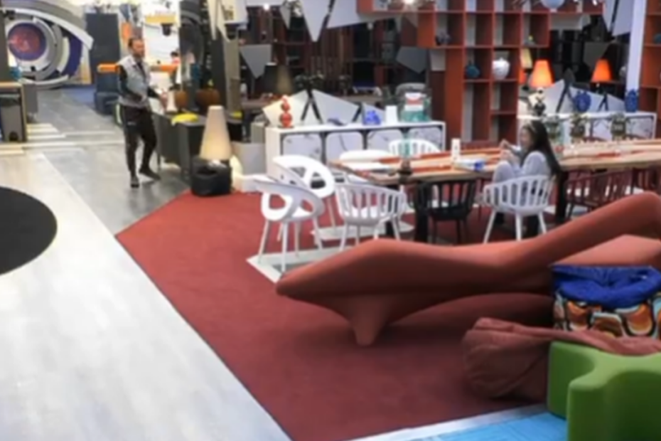 Insulti fuori dalla casa del Grande Fratello