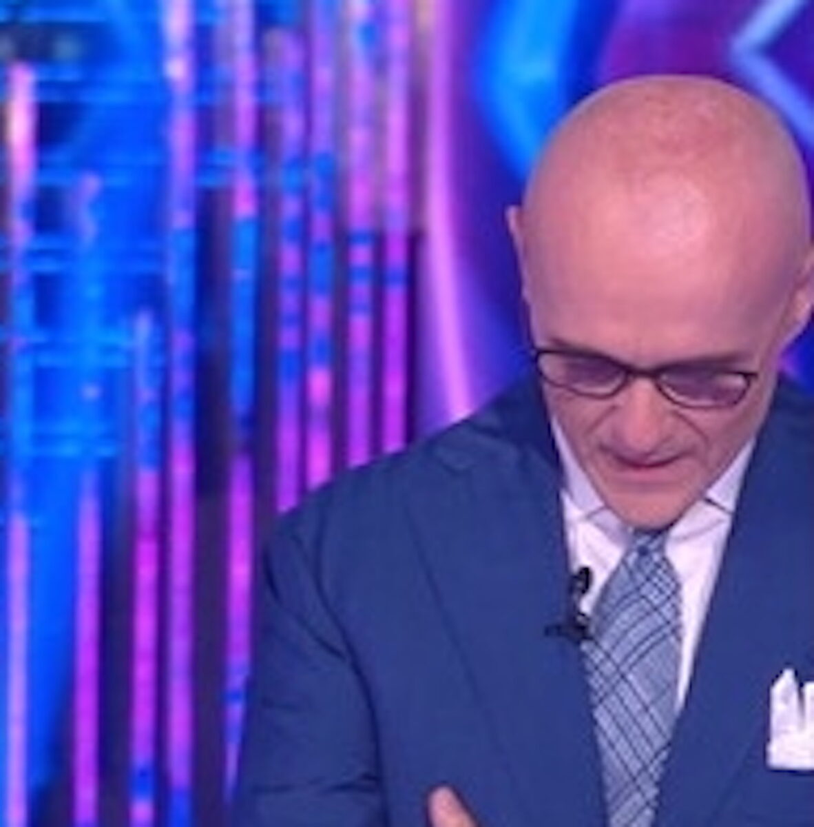Alfonso Signorini in lacrime al Grande Fratello: costretto a fermarsi