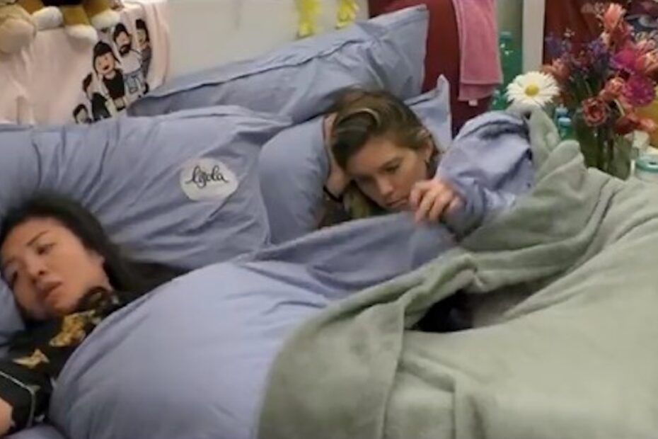 Grande Fratello, Anita e Rosy a letto con carta e penna