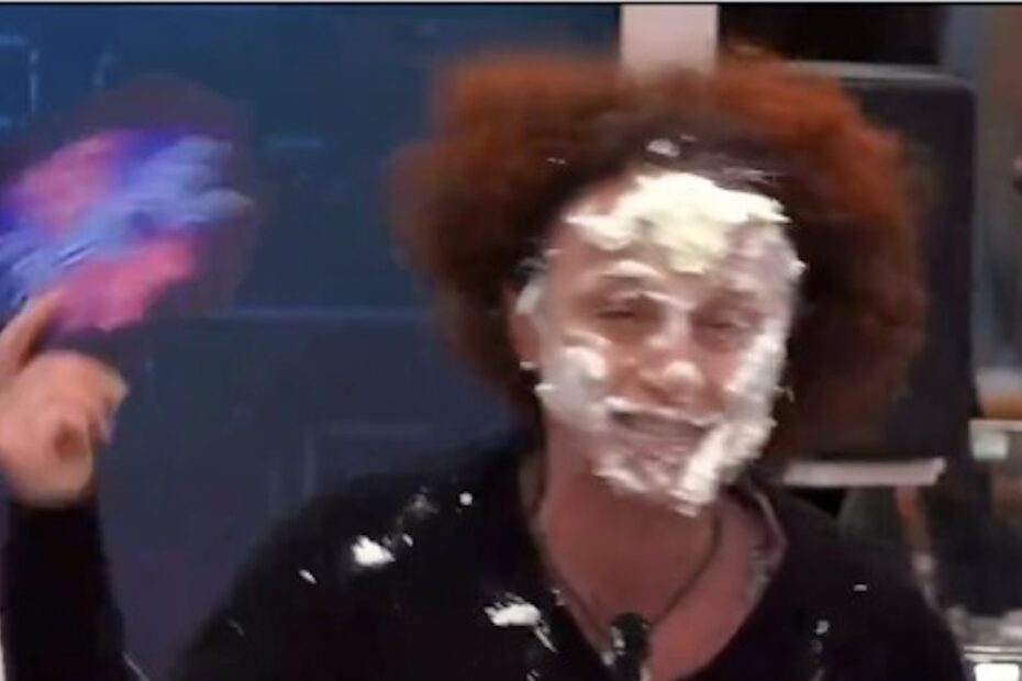 Grande Fratello, Beatrice Luzzi recita con la panna in faccia