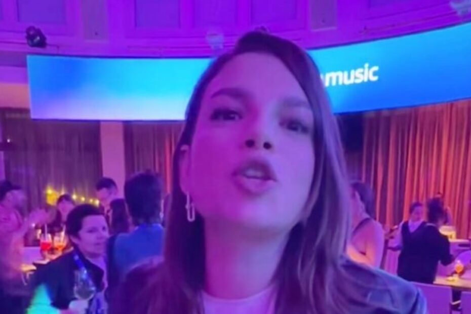 Emma Marrone a Sanremo 2024 con la borsa piccione