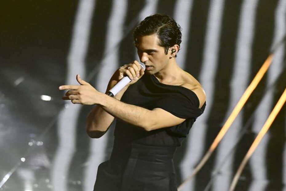 mahmood video bacio