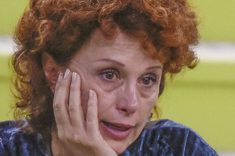 Beatrice Luzzi scoppia in lacrime