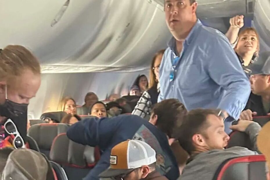 Tenta di aprire il portellone di emergenza dell’aereo in quota
