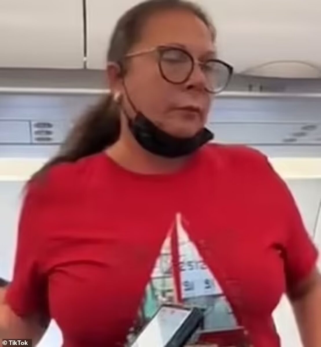“Si è tirata giù i pantaloni in volo”. Panico durante il volo