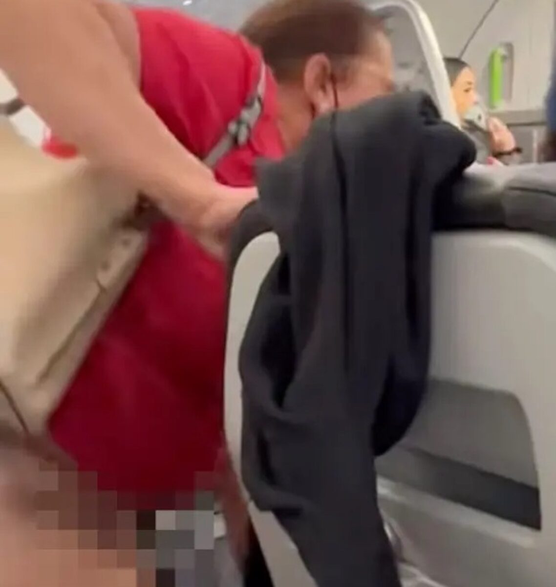 “Si è tirata giù i pantaloni in volo”. Panico durante il volo