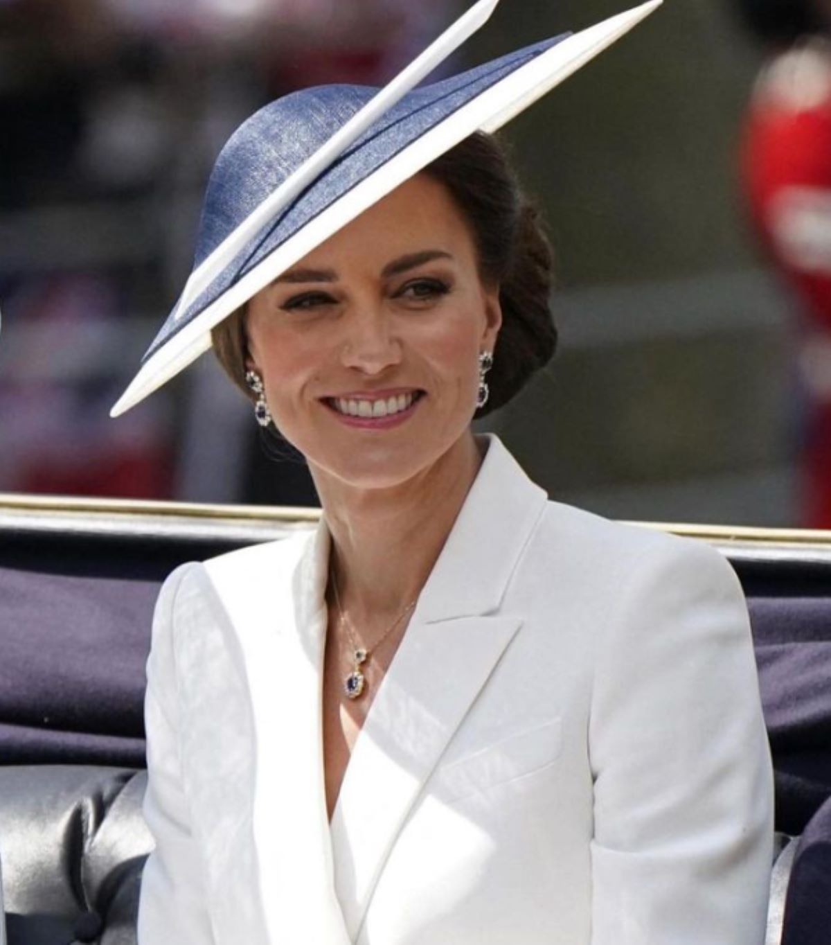 “Eccola, guardate”. Kate Middleton, prime immagini e caos dopo settimane di silenzi e ansia