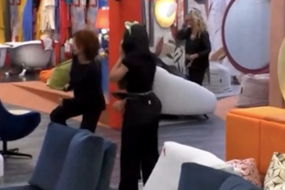 Grande Fratello, le ragazze riprese dagli autori: hanno violato il regolamento