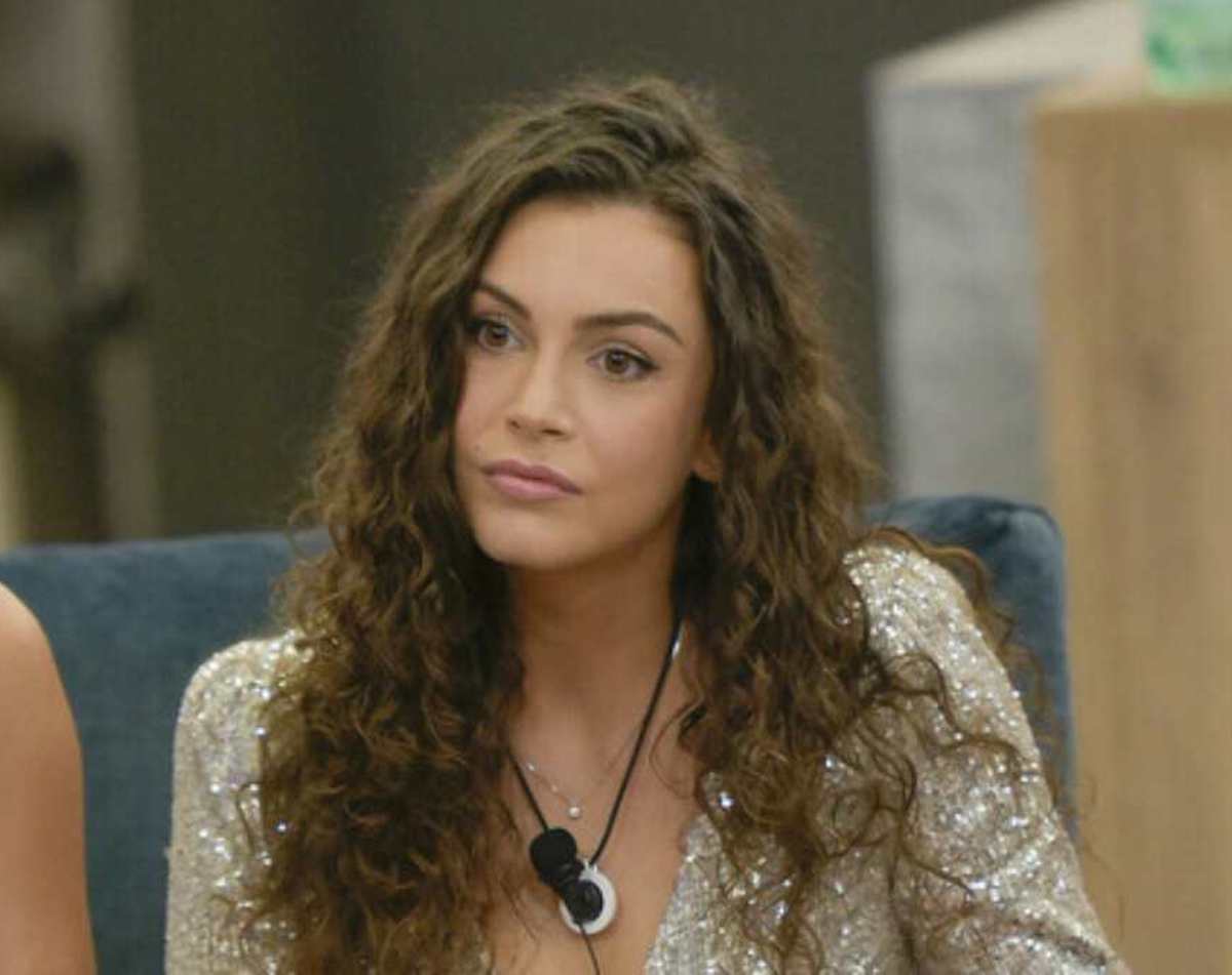 Grande Fratello, sul gruppo Whatsapp mancano Beatrice, Varrese e Simona: l'ironia del web