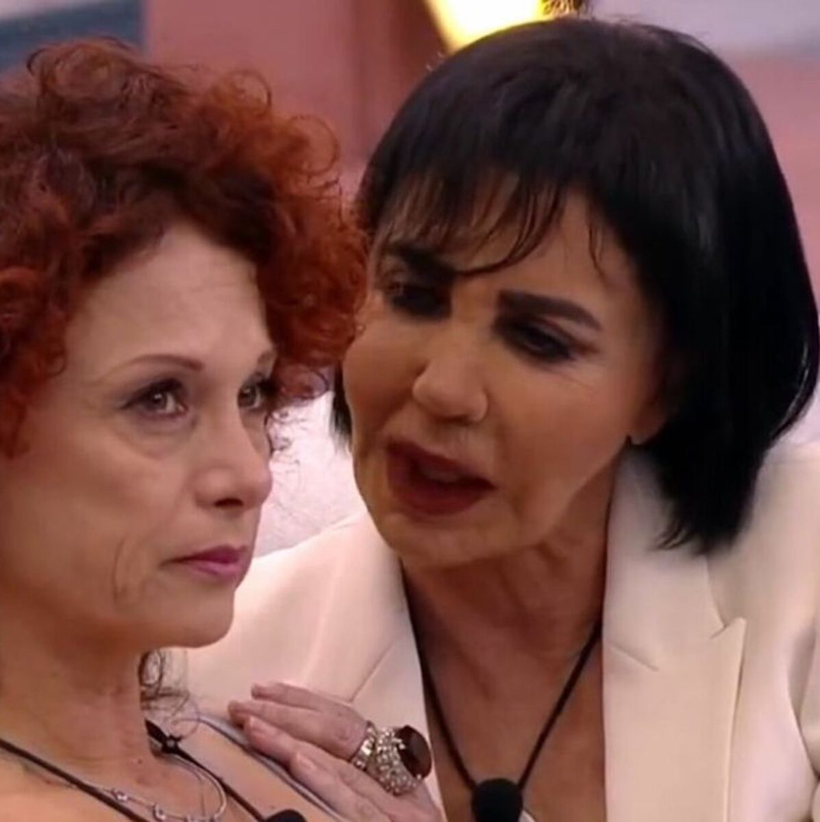 “Devo dire una cosa su Bea”. Fiordaliso ferma il concerto e lo dice