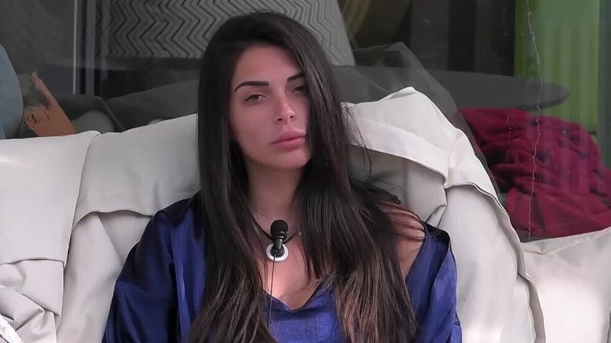 Grande Fratello, pubblico contro Greta che giura sulla zia 