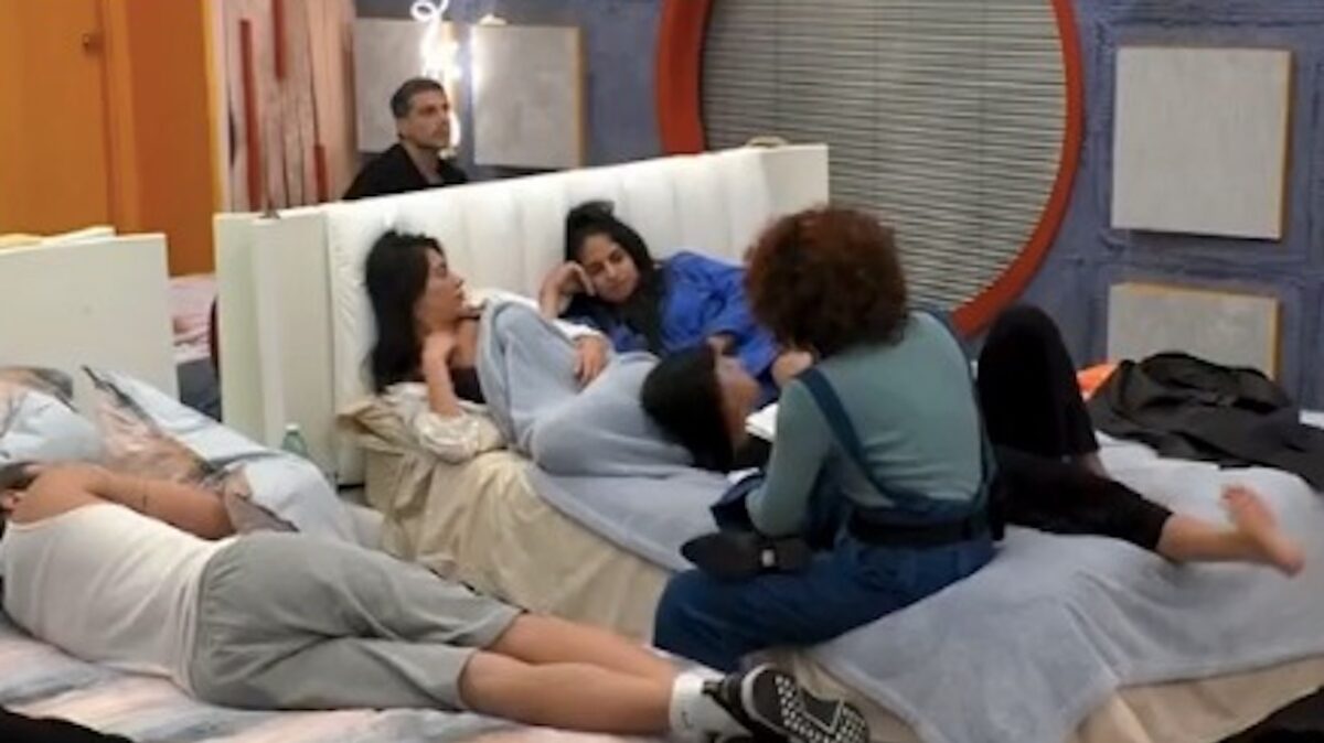 Grande Fratello, Beatrice ordina le pizze per scherzo ma arrivano davvero