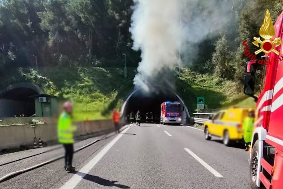 Incidente in galleria sulla A14, tre camion coinvolti. Chiuso il casello di Pedaso