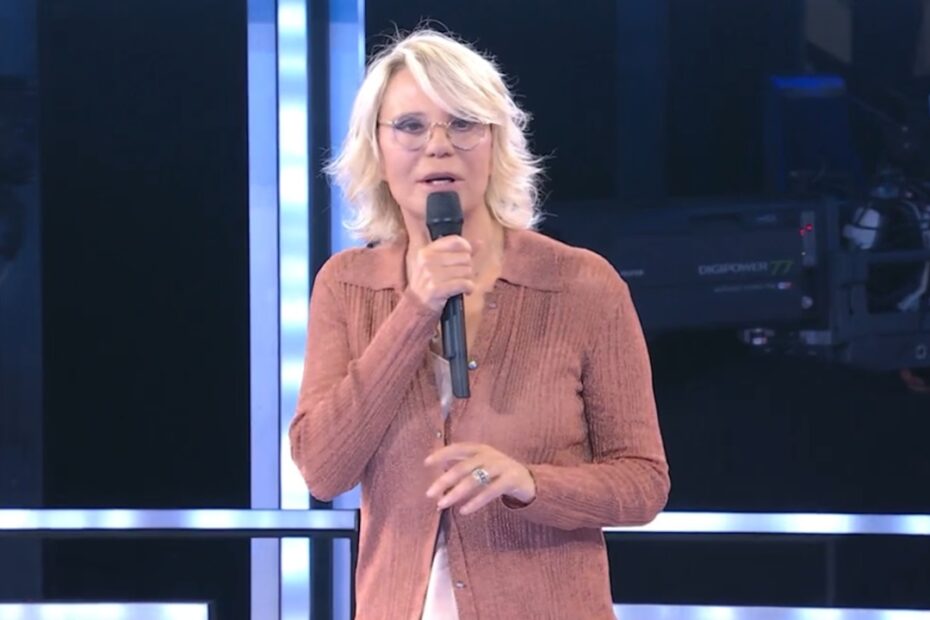 “Aiutatela, si è fatta male!”. Amici 23, panico durante il serale