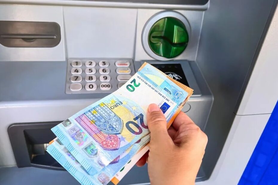 “Il bancomat è diventato nero”. Le rubano 1000 euro, scoperta choc