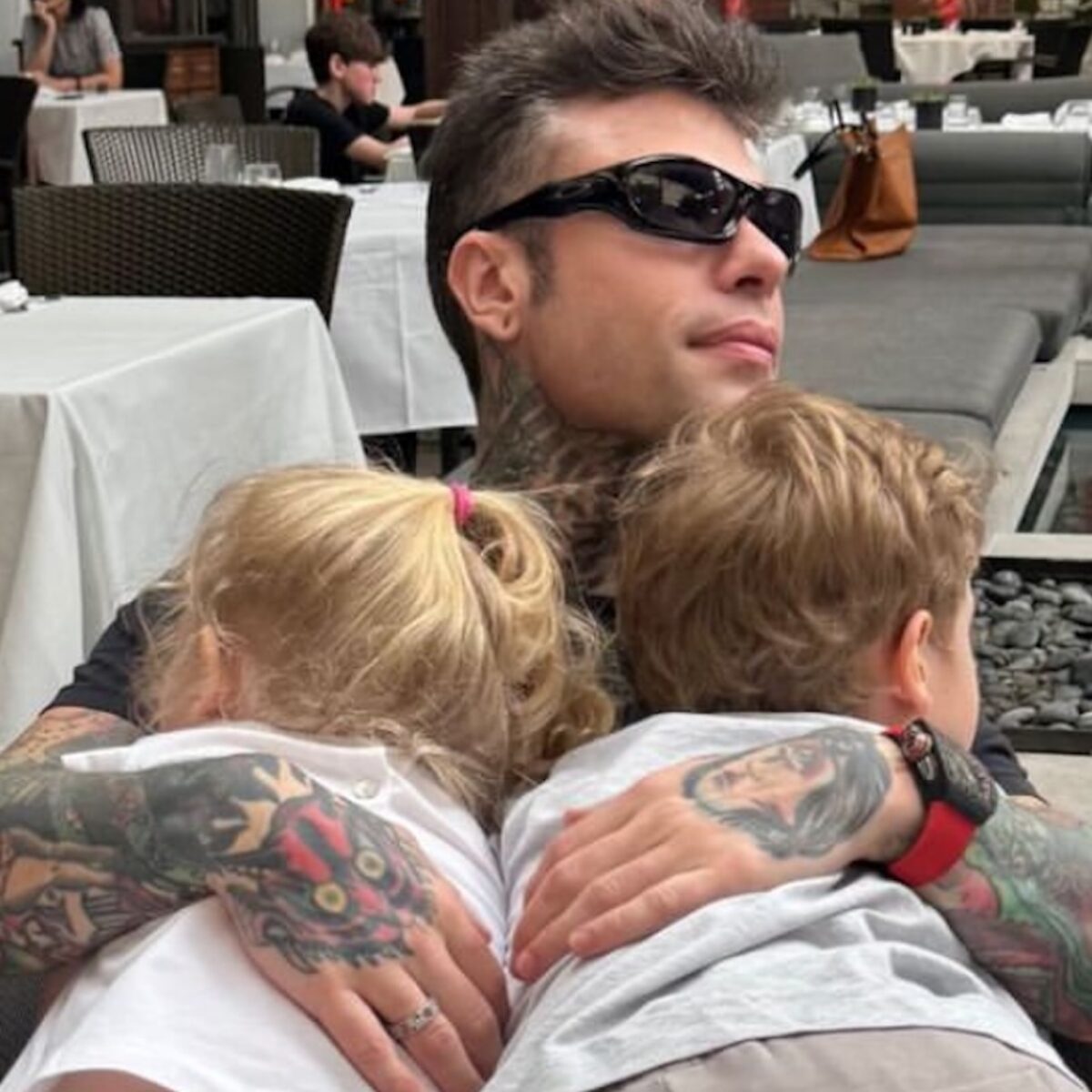 Fedez risponde al commento sulla foto dei figli: bufera sui social