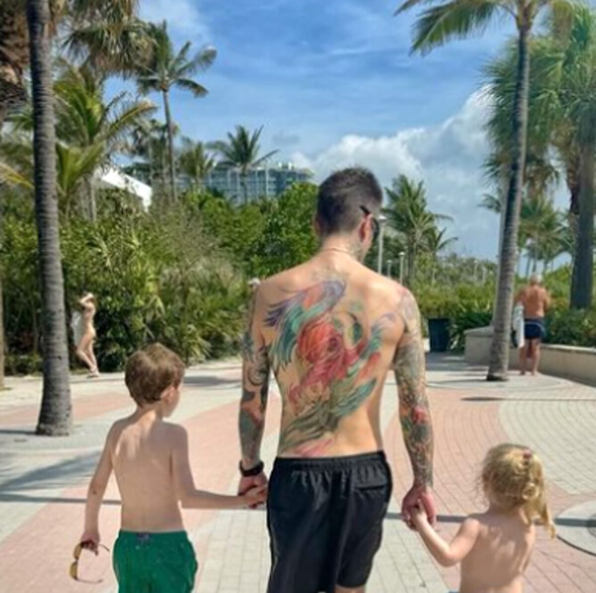 Fedez risponde al commento sulla foto dei figli: bufera sui social